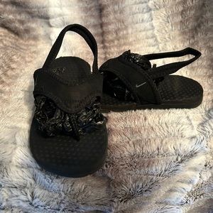 Nike flip flops size 10 boys or girls.